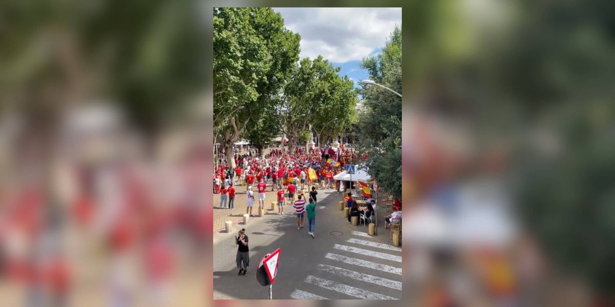 Głośny doping w Sevilli! Polscy kibice na hiszpańskich ulicach [WIDEO] Zdjęcie główne wpisu