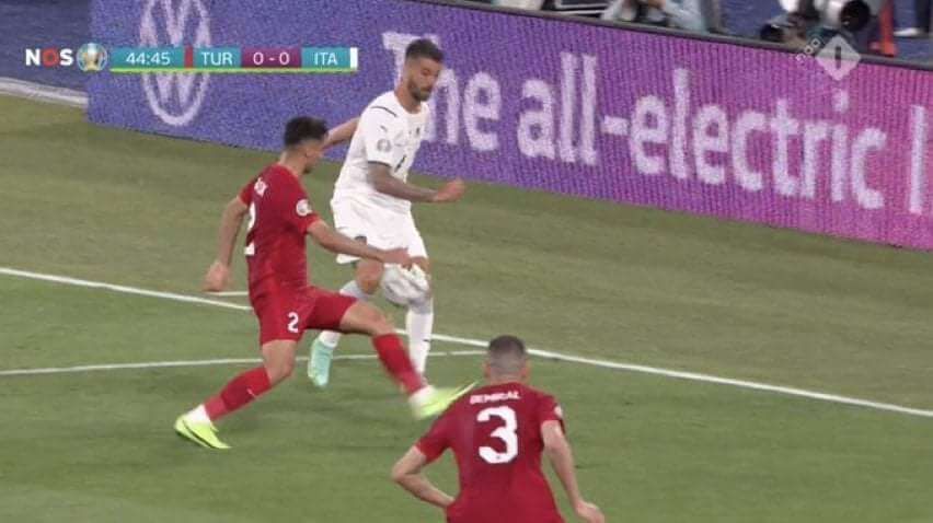 Kontrowersje w meczu Turcja-Włochy! Sędzia nie odgwizdał zagrania ręką [WIDEO] Zdjęcie główne wpisu