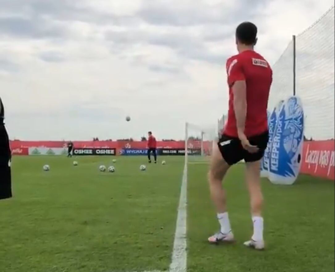 Nieprzeciętne umiejętności Roberta Lewandowskiego. Podczas jednej z prób mógł trafić Szczęsnego [WIDEO] Zdjęcie główne wpisu
