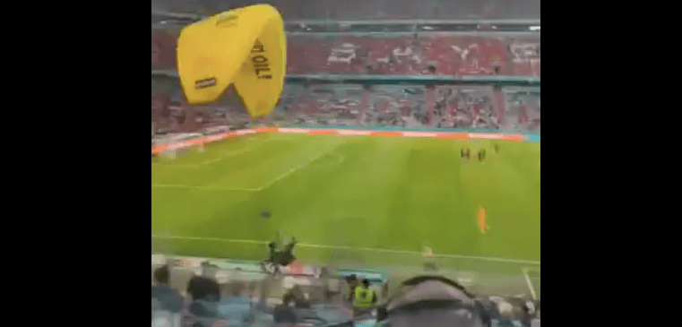 Chwile grozy na Allianz Arenie! Spadochroniarz prawie wleciał w trybuny [WIDEO] Zdjęcie główne wpisu