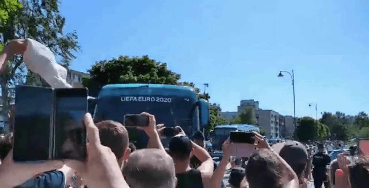 Gorące powitanie reprezentantów Polski! Tłum kibiców pod sopockim hotelem [WIDEO] Zdjęcie główne wpisu