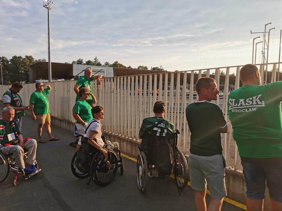 Nieudany wyjazd. Niepełnosprawni kibice Śląska Wrocław nie zostali wpuszczeni na stadion Zdjęcie główne wpisu