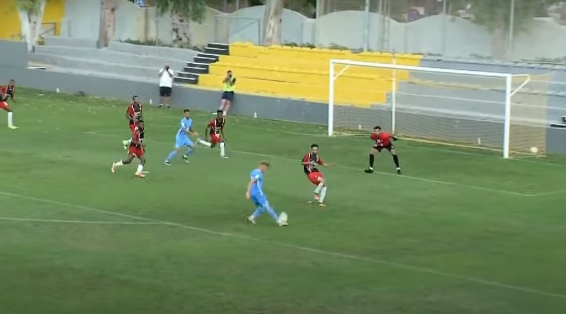 Piękna bramka Mateusza Bogusza w sparingu. Pokonał bramkarza lobem [WIDEO] Zdjęcie główne wpisu