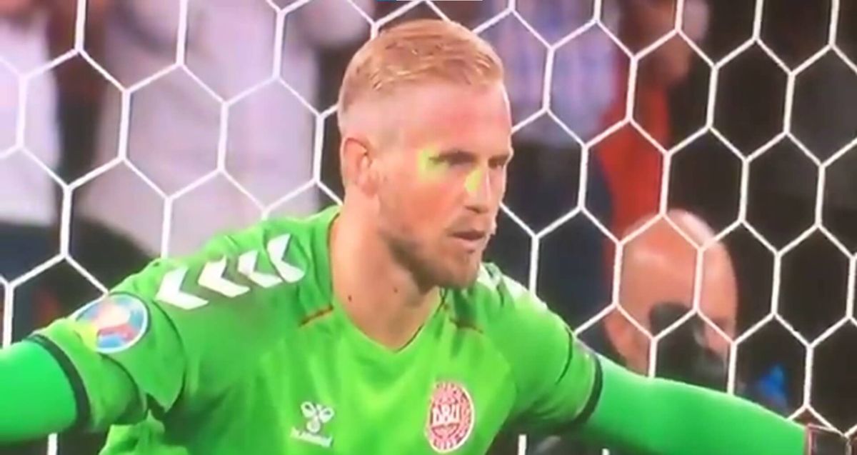 Kasper Schmeichel przekazał sędziemu, że ktoś świeci mu laserem po oczach. „Po interwencji rozmawiał z arbitrem technicznym” Zdjęcie główne wpisu