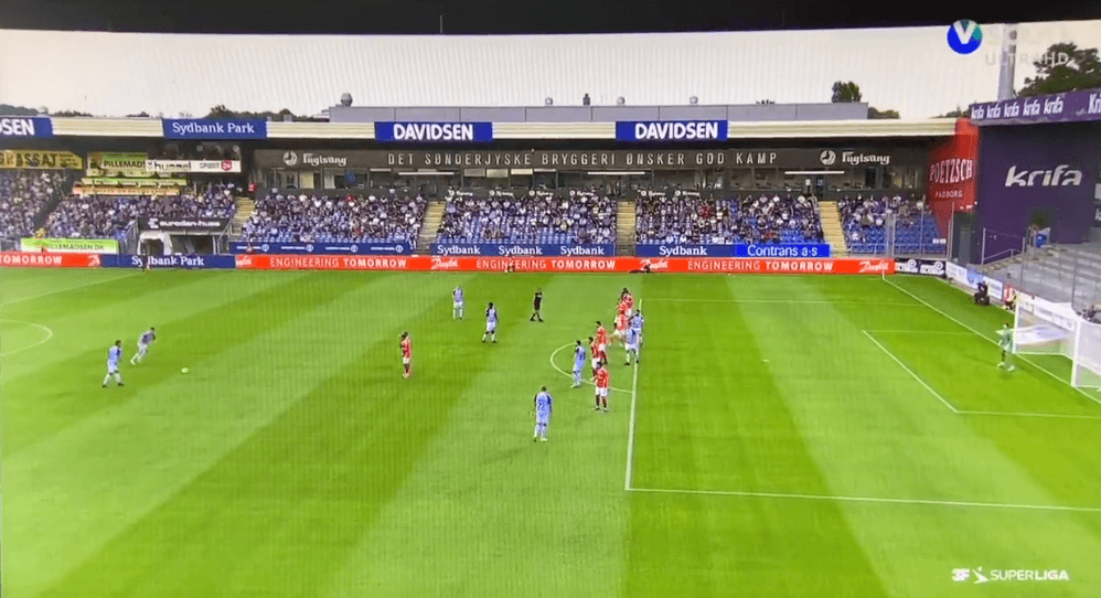 Zaskakujący rzut wolny w lidze duńskiej. Piłkarz kopnął piłkę poza stadion [WIDEO] Zdjęcie główne wpisu