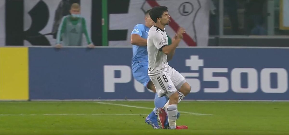 Fatalny początek Slavii Praga! Czesi muszą radzić sobie w dziesiątkę [WIDEO] Zdjęcie główne wpisu