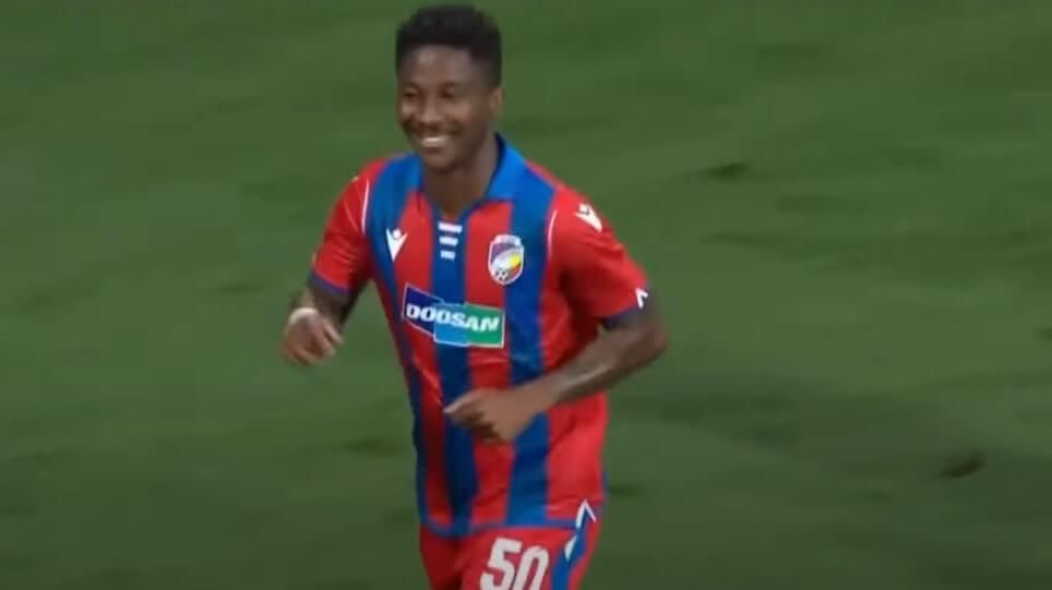 Adriel Ba Loua podpisze kontrakt z Lechem Poznań. „Polska liga może być dla niego ciężka” Zdjęcie główne wpisu