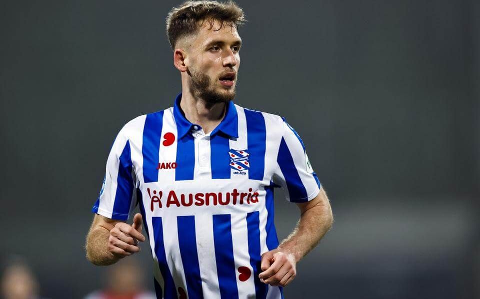 Kibice SC Heerenveen wsparli Pawła Bochniewicza. Wywiesili biało-czerwoną flagę z przekazem dla Polaka Zdjęcie główne wpisu