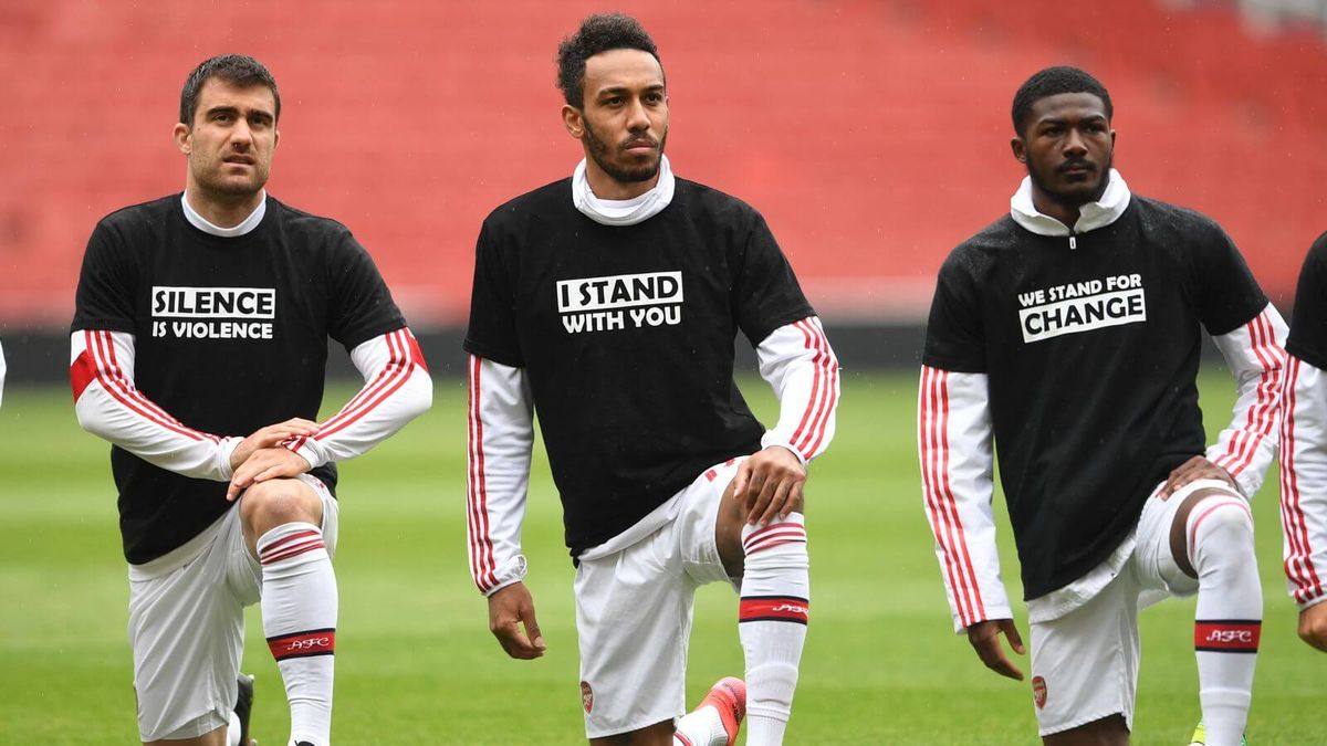 W Premier League bez zmian. Piłkarze nadal będą klękać przed meczami Zdjęcie główne wpisu