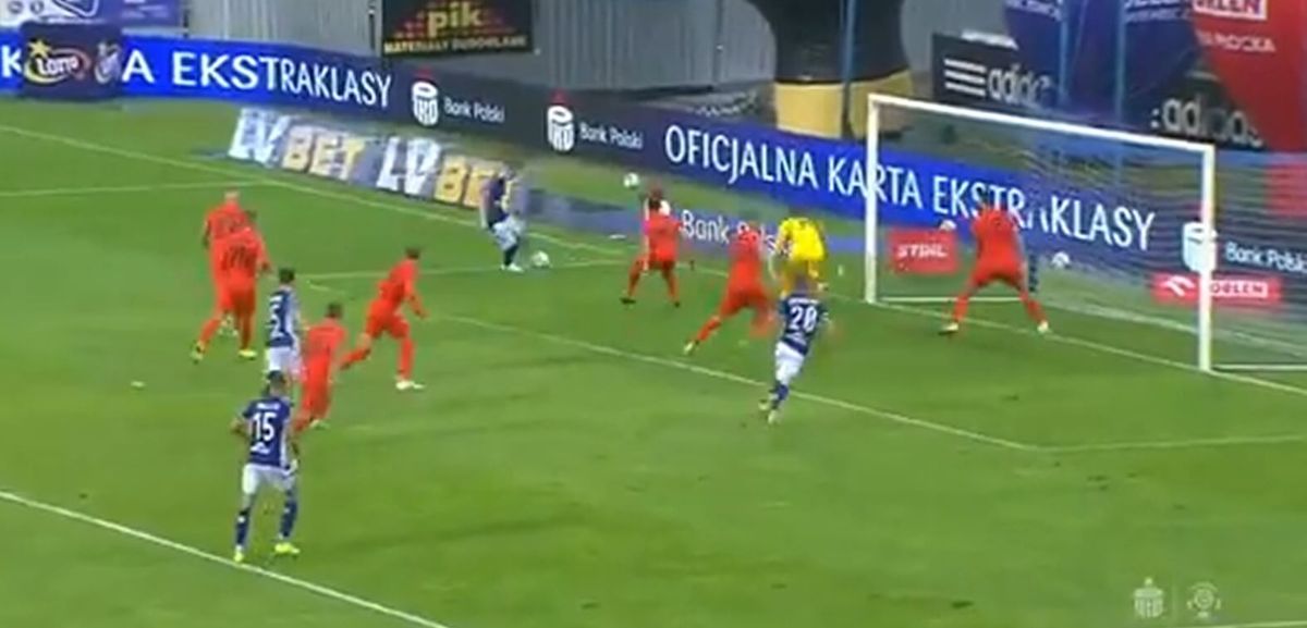 Ulewa podczas meczu w Płocku. Kałuża pomogła Wiśle strzelić bramkę [WIDEO] Zdjęcie główne wpisu