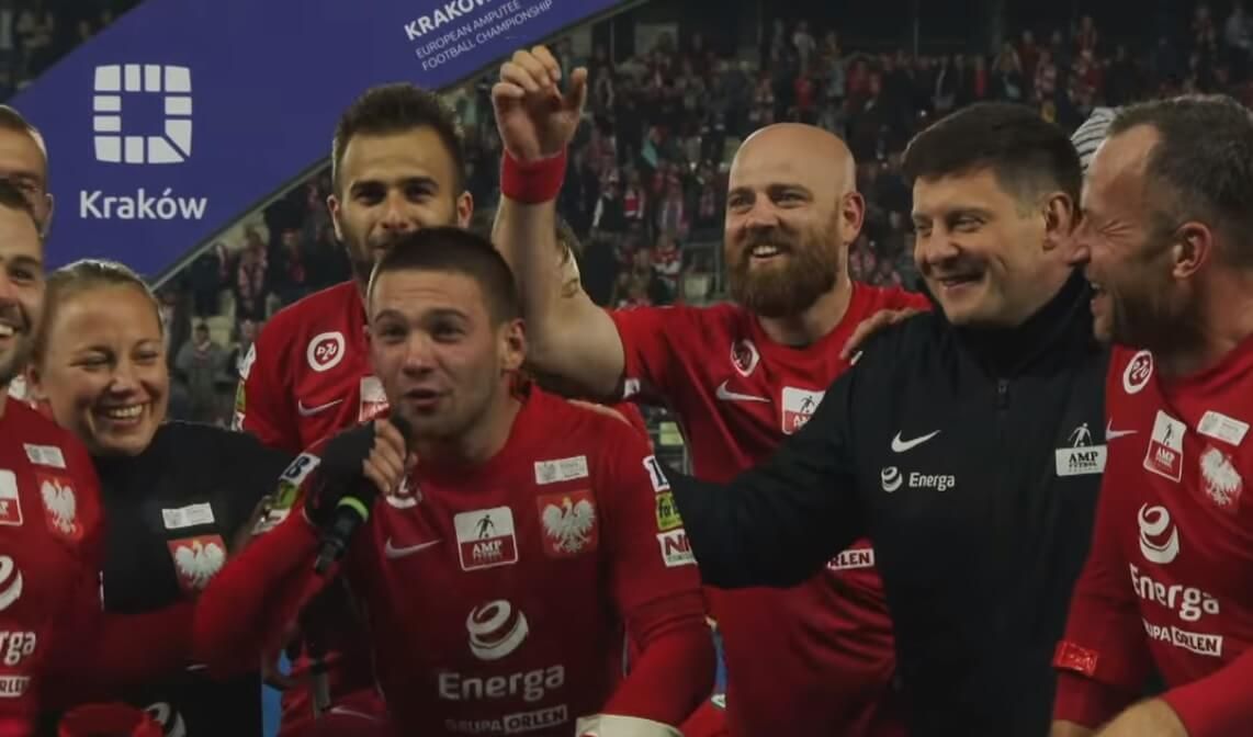 Wspaniały gest Cezarego Kuleszy. Prezes PZPN uhonoruje ampfutbolistów w trakcie meczu z San Marino! Zdjęcie główne wpisu