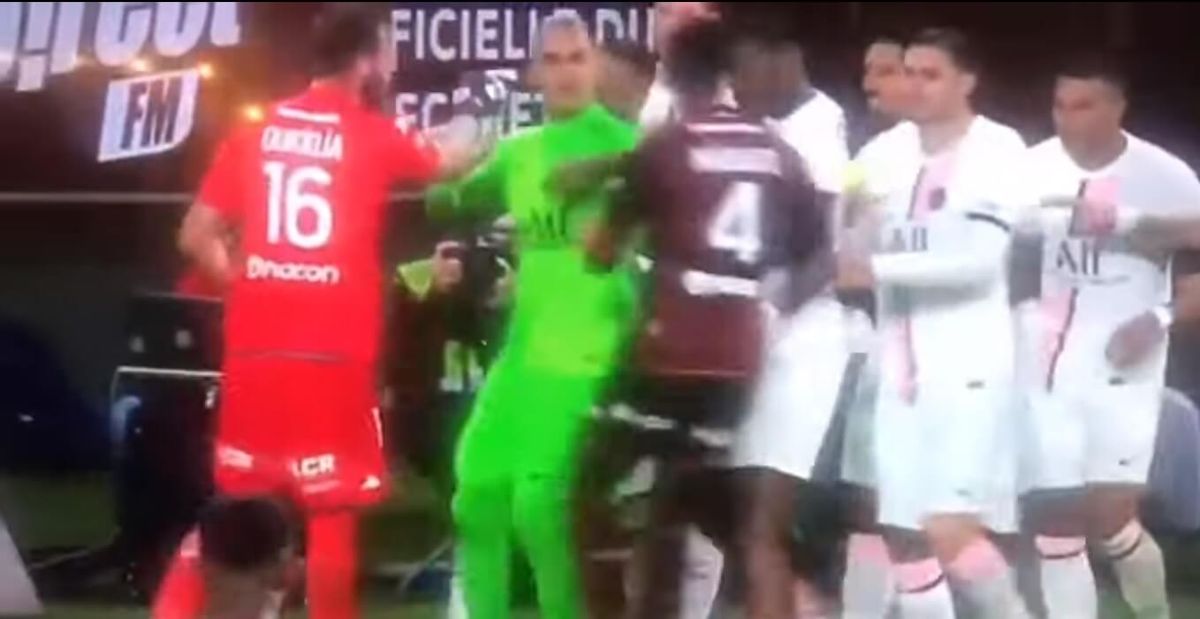 Piłkarze PSG nie wytrzymali napięcia. Mbappe sprowokował bramkarza, a Neymar go odepchnął [WIDEO] Zdjęcie główne wpisu