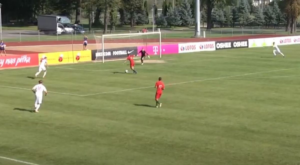 Fatalny błąd bramkarza polskiej młodzieżówki. Swoim zagraniem pobił Piątkowskiego [WIDEO] Zdjęcie główne wpisu
