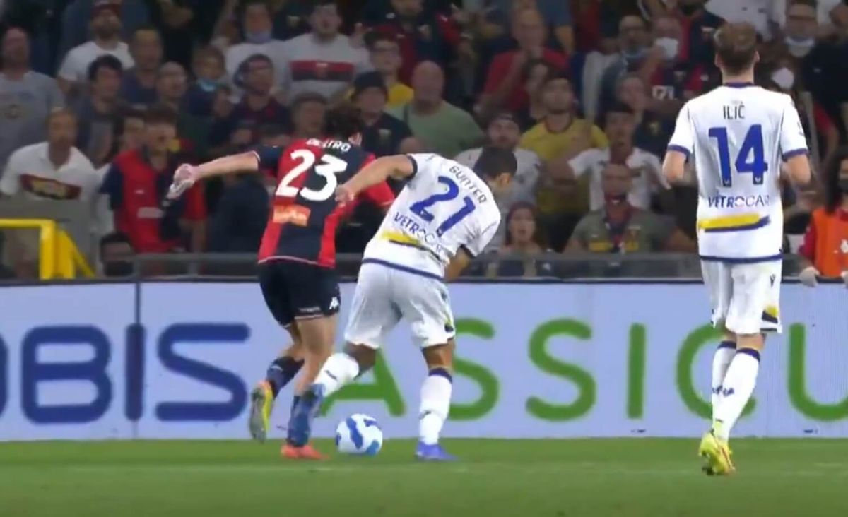 Nietypowa sytuacja w Serie A. Piękne wykończenie Destro… z butelką w ręce [WIDEO] Zdjęcie główne wpisu