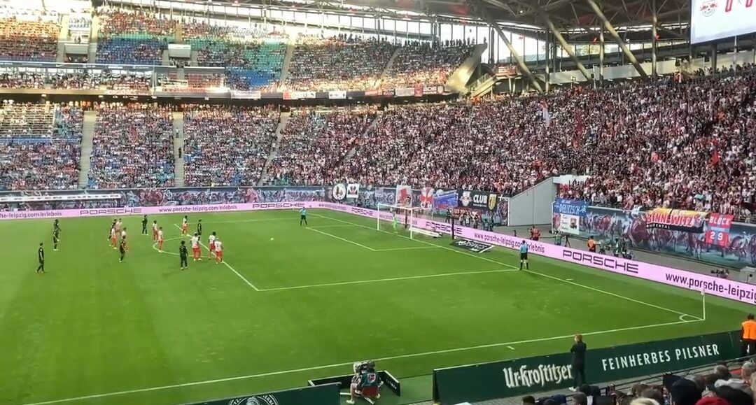 Robert Lewandowski wyprowadził Bayern na prowadzenie w hicie Bundesligi! Pewnie wykonany rzut karny [WIDEO] Zdjęcie główne wpisu