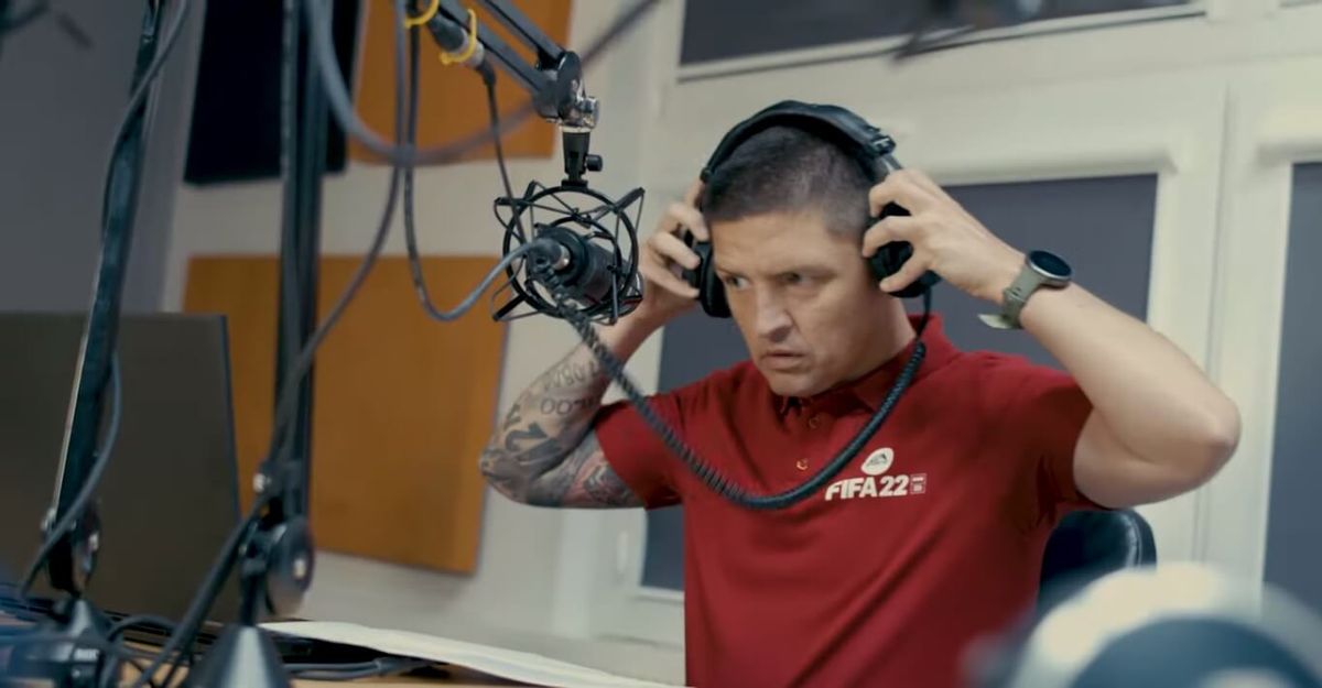 Tomasz Smokowski nowym komentatorem w grze FIFA 22! Usłyszeliśmy próbkę umiejętności [WIDEO] Zdjęcie główne wpisu
