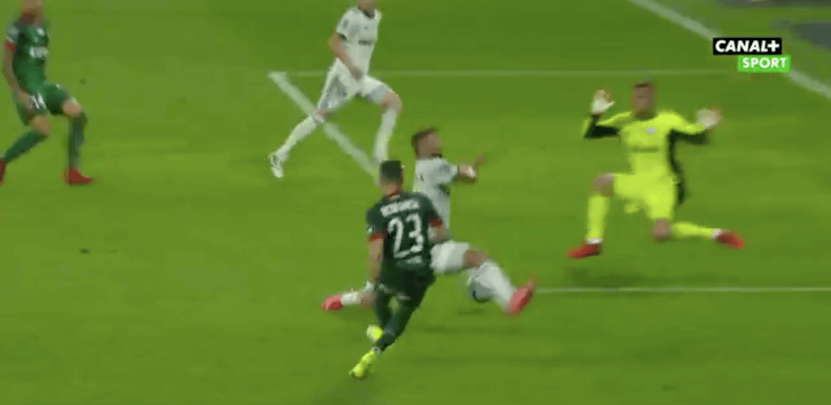Przedziwny gol we Wrocławiu! Sędzia machnął chorągiewką, a Legioniści przestali bronić [WIDEO] Zdjęcie główne wpisu