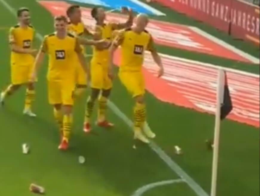 Pierwsze piwo młodego piłkarza Borussii Dortmund. Bellingham skorzystał z okazji po golu Haalanda [WIDEO] Zdjęcie główne wpisu