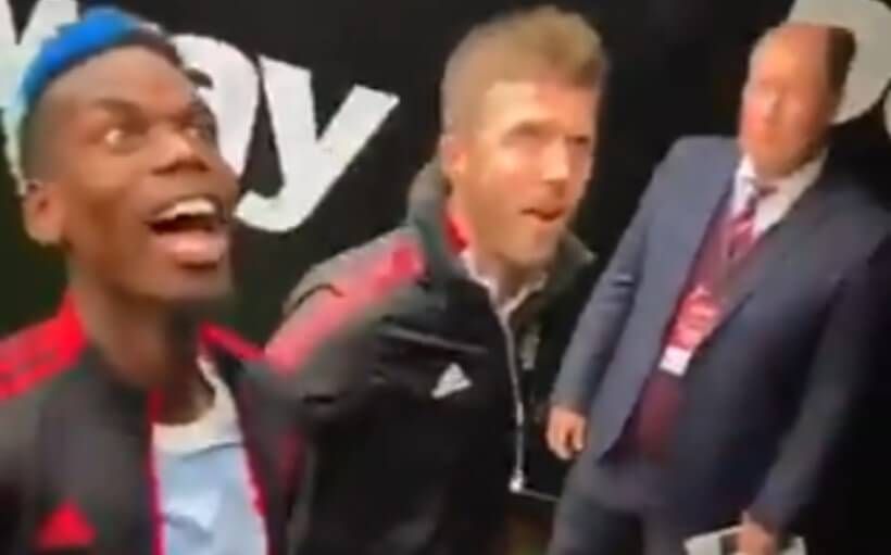 Wymowna reakcja Pogby na obelgi ze strony kibiców West Hamu. Carrick zaciągnął go do szatni [WIDEO] Zdjęcie główne wpisu