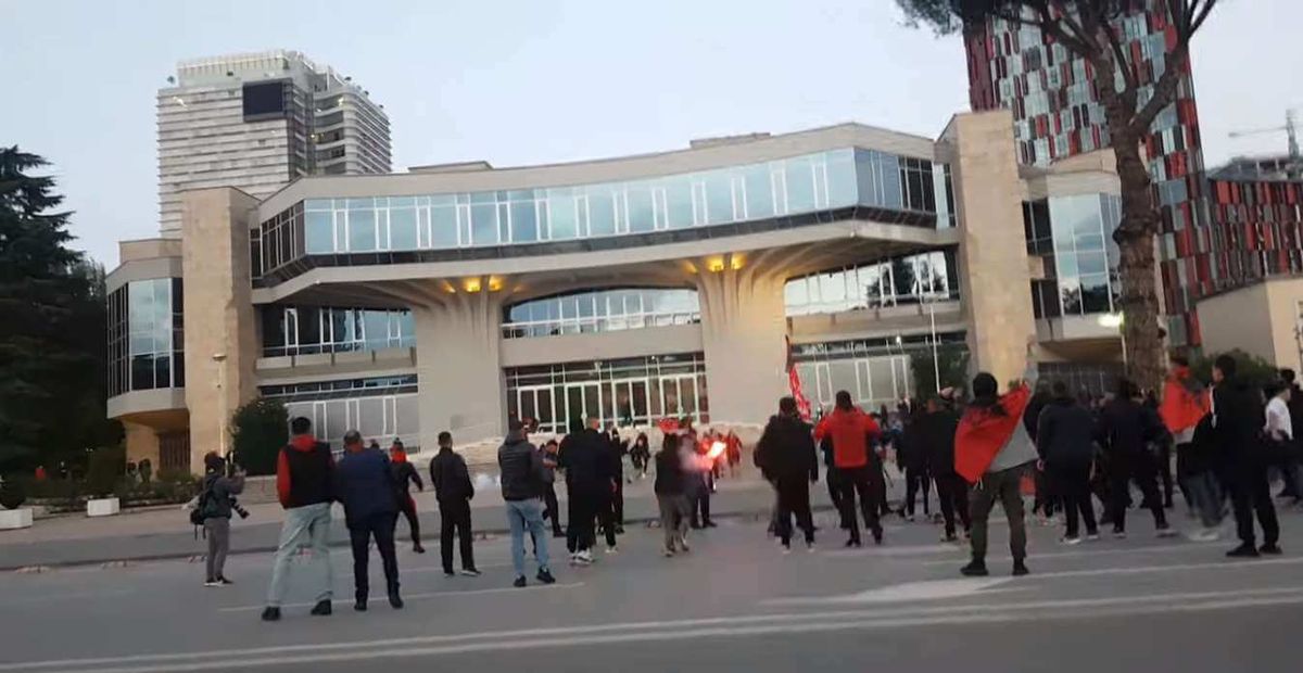 Zamieszki pod stadionem reprezentacji Albanii! W ruch poszły petardy [WIDEO] Zdjęcie główne wpisu