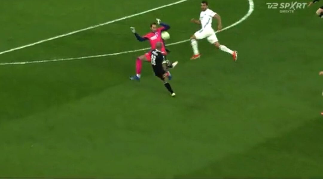 Ogromny klops Kamila Grabary. Otrzymał czerwoną kartkę już w 9. minucie meczu [WIDEO] Zdjęcie główne wpisu