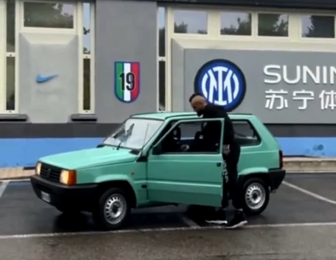 Arturo Vidal ponownie zaskoczył! Chilijczyk przyjechał na trening nietypowym samochodem [WIDEO] Zdjęcie główne wpisu