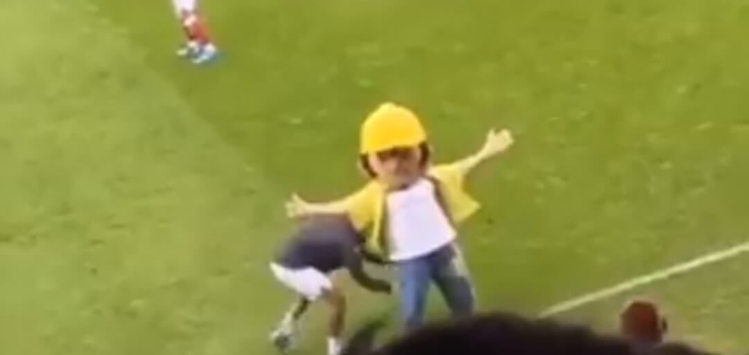 Kibice Bristol City obrażali maskotkę Peterborough United. Oberwało się… Bobowi Budowniczemu [WIDEO] Zdjęcie główne wpisu