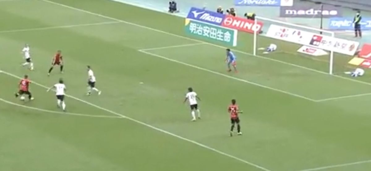 Jakub Świerczok z pięknym golem przeciwko Vissel Kobe. Dwukrotnie okiwał obrońcę rywali i pokonał bramkarza [WIDEO] Zdjęcie główne wpisu