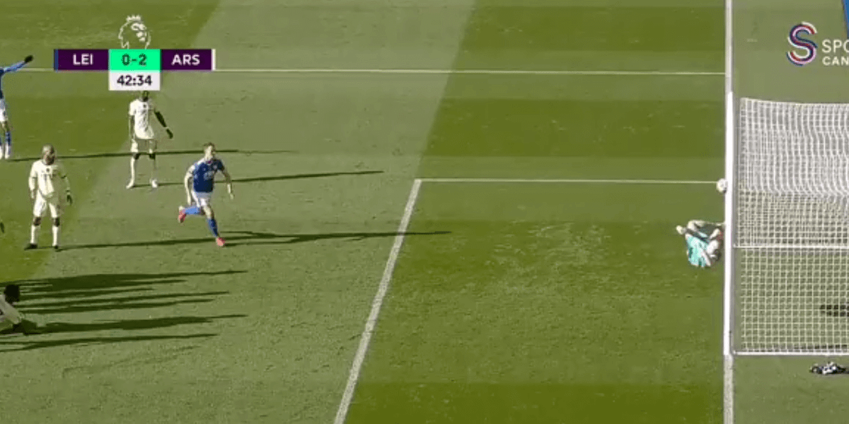 Co za interwencja bramkarza Arsenalu! Wielki chaos w polu karnym [WIDEO] Zdjęcie główne wpisu