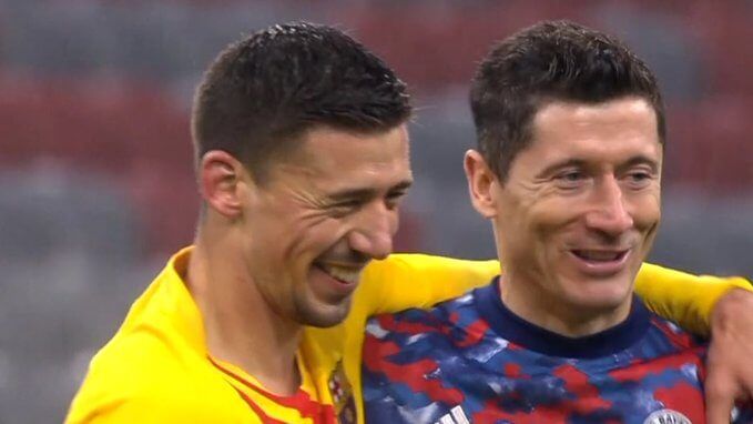 Zdjęcie, które odzwierciedla sytuację FC Barcelony. Lenglet śmieje się po porażce Zdjęcie główne wpisu