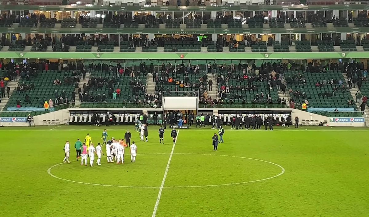 Kibice Legii ostro pożegnali swoich piłkarzy. „Wypie*****ć, wypie*****ć…” [WIDEO] Zdjęcie główne wpisu