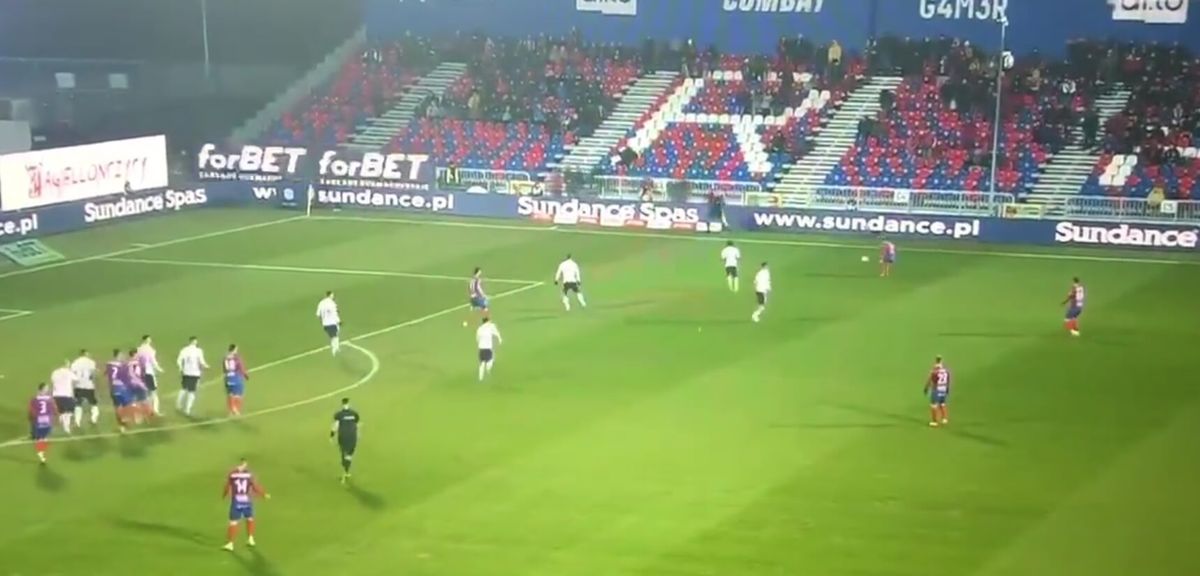 Polska myśl szkoleniowa. Ciekawe rozegrania rzutu wolnego przez Raków Częstochowa [WIDEO] Zdjęcie główne wpisu