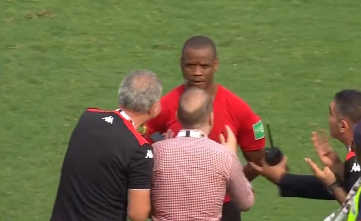 Szef sędziów CAF skomentował środowe zamieszanie. „Sędzia doznał udaru cieplnego” Zdjęcie główne wpisu