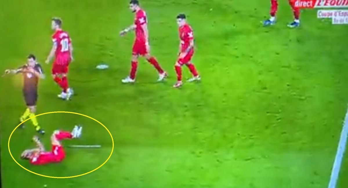 Derbowy mecz w Hiszpanii przerwany! Zawodnik został uderzony przedmiotem rzuconym przez kibiców [WIDEO] Zdjęcie główne wpisu