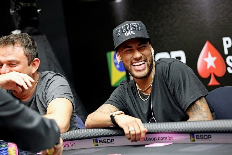 Neymar nie nudzi się podczas kontuzji. Brazylijczyk liderem turnieju pokerowego Zdjęcie główne wpisu