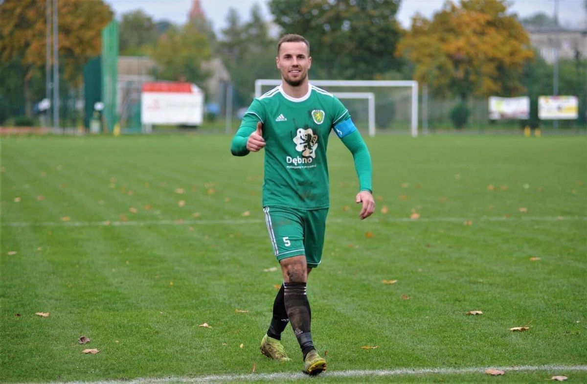 Piłkarz IV-ligowego klubu uratował dwójkę dzieci z pożaru. Okupił to podtruciem dymem Zdjęcie główne wpisu