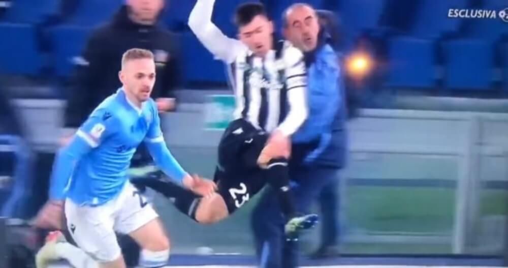 Komiczna sytuacja w Pucharze Włoch. Trener znokautowany! [WIDEO] Zdjęcie główne wpisu