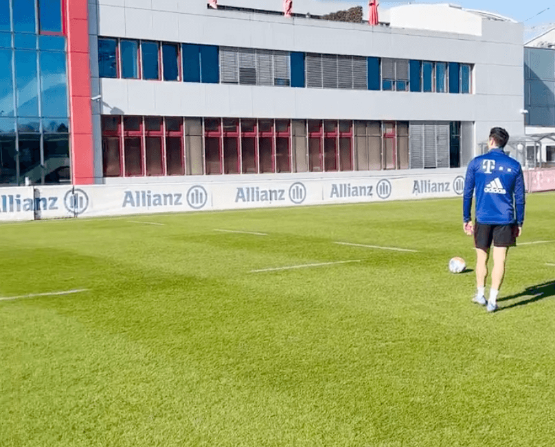 Genialna precyzja w wykonaniu Lewandowskiego. Ryzykował wybiciem okna [WIDEO] Zdjęcie główne wpisu