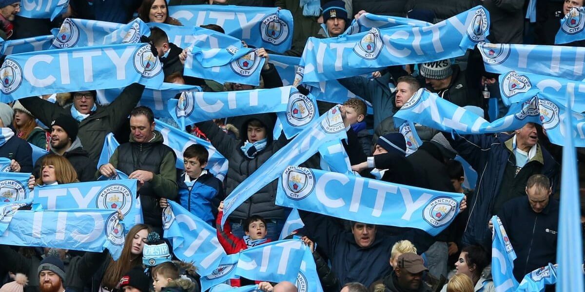 Chwile grozy w derbach Manchesteru. Kibic „Obywateli” zasłabł na trybunach Zdjęcie główne wpisu