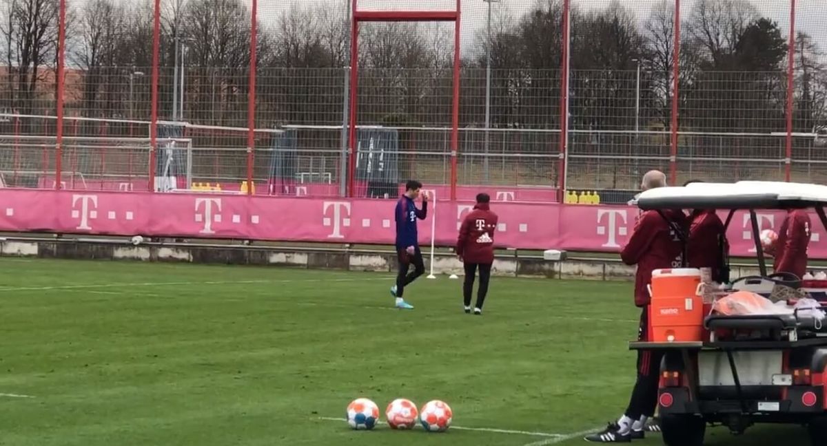 Uraz Roberta Lewandowskiego. Polak nie dokończył treningu w Bayernie Monachium [WIDEO] Zdjęcie główne wpisu