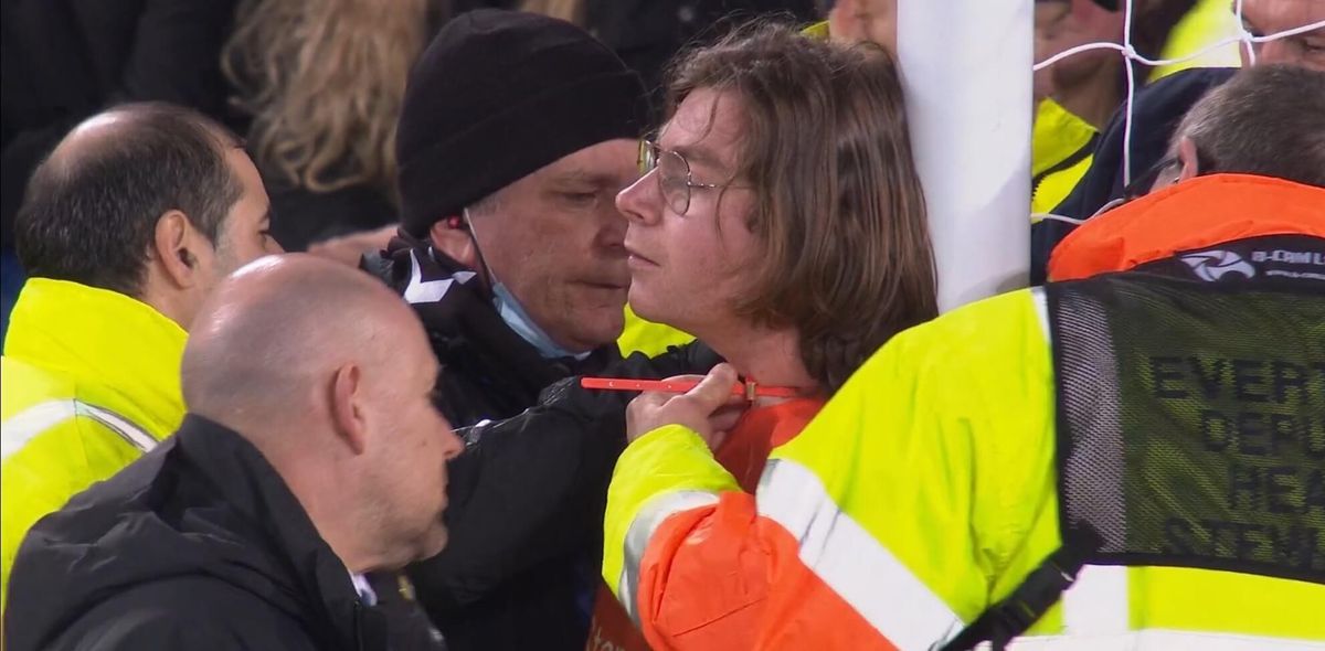 Zamieszanie w Premier League. Kibic trytytką przywiązał się do słupka [WIDEO] Zdjęcie główne wpisu