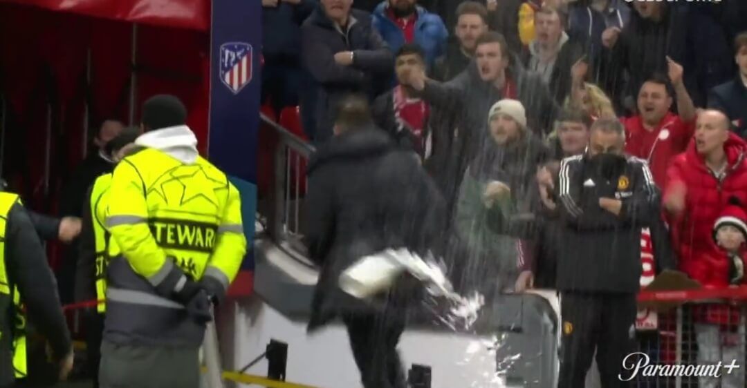 Manchester United odpadł z Ligi Mistrzów. Brytyjscy kibice obrzucili Diego Simeone przedmiotami [WIDEO] Zdjęcie główne wpisu