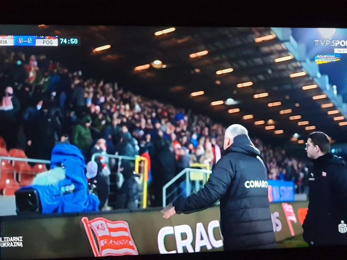 Zamieszki na stadionie Cracovii. Trener Zieliński uspokajał kibiców [WIDEO] Zdjęcie główne wpisu