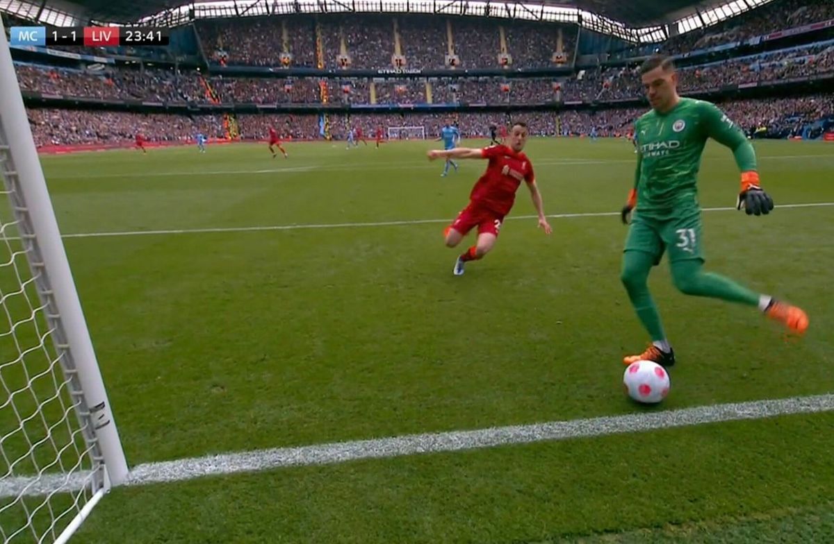 Manchester City cudem nie stracił gola! Fatalny błąd Edersona przy wyniku 1:1 [WIDEO] Zdjęcie główne wpisu