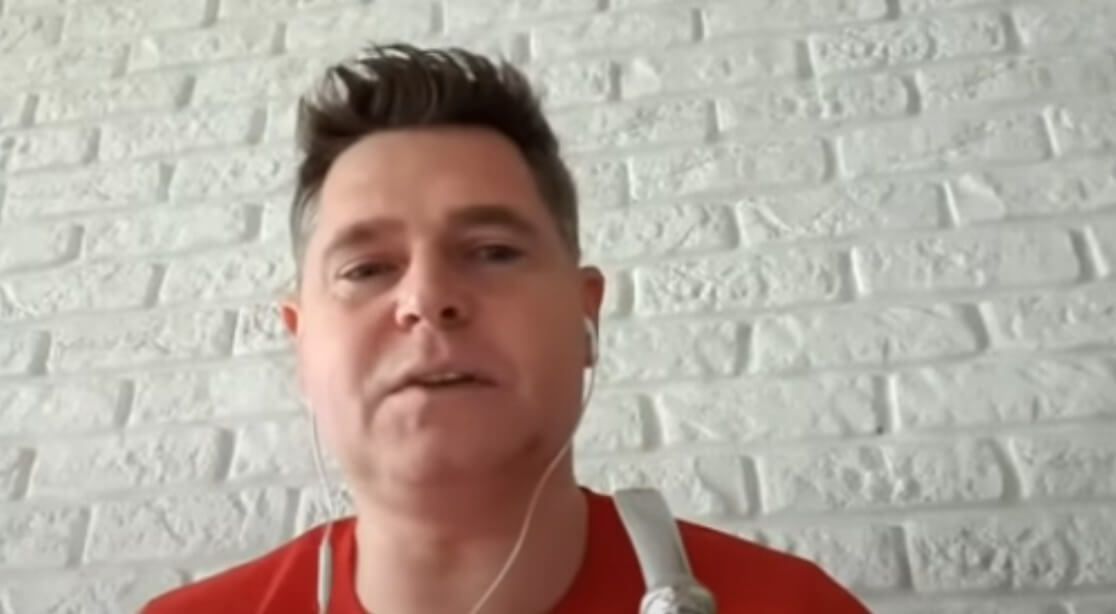 Kompletny brak profesjonalizmu dziennikarza Polsatu. Anegdota o koleżance i „Gucci srucci” na antenie [WIDEO] Zdjęcie główne wpisu