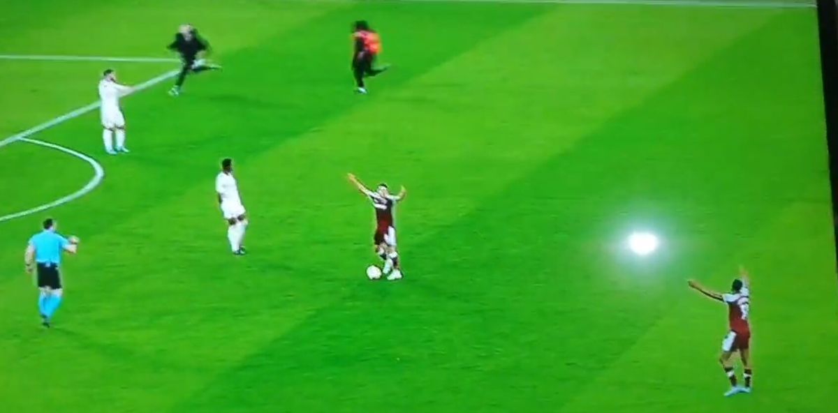 Kuriozalna sytuacja w ćwierćfinale Ligi Europy. Kibic West Hamu przeszkodził ukochanej drużynie w zdobyciu bramki [WIDEO] Zdjęcie główne wpisu