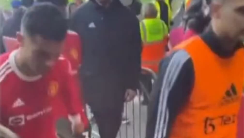 Wściekły Ronaldo rozbił telefon młodego kibica po porażce z Evertonem. Później przeprosił i zaprosił na Old Trafford [WIDEO] Zdjęcie główne wpisu