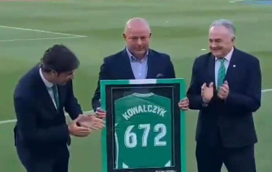 Wojciech Kowalczyk został uhonorowany przez Real Betis. Zaskakujący numer na koszulce Zdjęcie główne wpisu