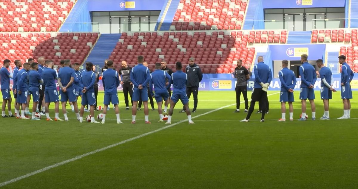 Kibice wysyłali wiadomości do piłkarzy Lecha. „Prosili o opóźnienie spotkania” Zdjęcie główne wpisu