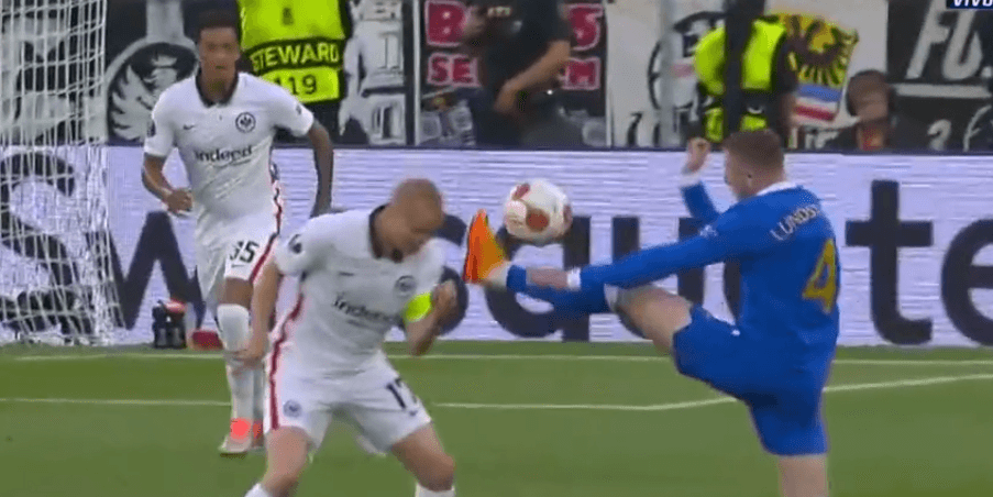 Ostre starcie w finale Ligi Europy. Piłkarz Eintrachtu kopnięty w głowę [WIDEO] Zdjęcie główne wpisu
